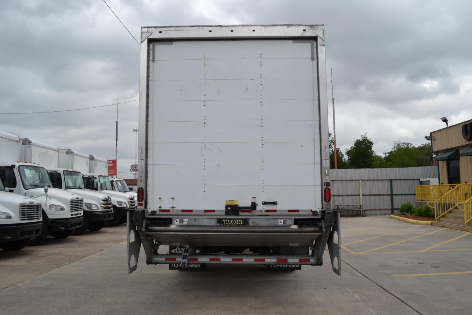 2018 WHITE /BLACK FREIGHTLINER M2-106 with an CUMMINS B6.7L 220HP engine, ALLISON 2100RDS AUTOMATIC transmission, located at 9172 North Fwy, Houston, TX, 77037, (713) 910-6868, 29.887470, -95.411903 - Photo#5